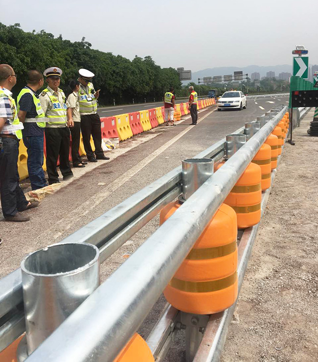 貴陽機場道路護欄施工